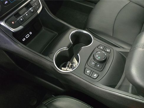 Used 2024 GMC Terrain SLT image 20