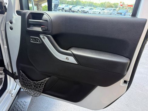 Used 2012 Jeep Wrangler Unlimited Sahara w/ Connectivity Group AWD/4WD image 14