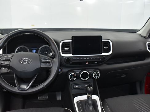 Used 2022 Hyundai Venue Limited image 14