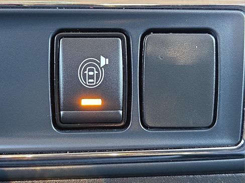 Used 2024 Nissan Titan SV image 20