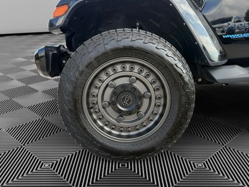 Used 2022 Jeep Wrangler Unlimited Sahara AWD/4WD image 9