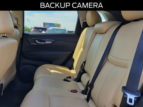 Used 2018 Nissan Rogue SV w/ Premium Package FWD image 12