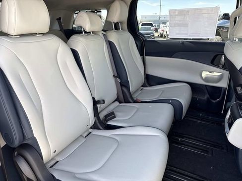 New 2026 Kia Carnival EX image 17