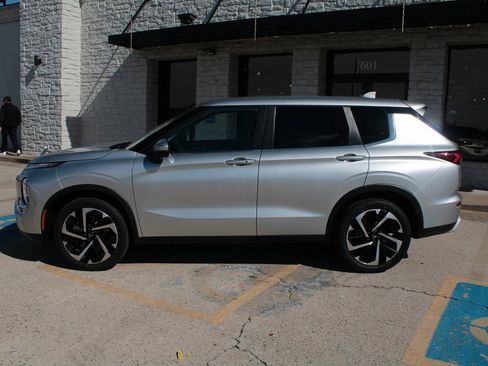 Used 2023 Mitsubishi Outlander SE Black Edition image 11