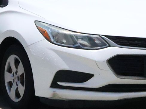 Used 2018 Chevrolet Cruze LS FWD image 7