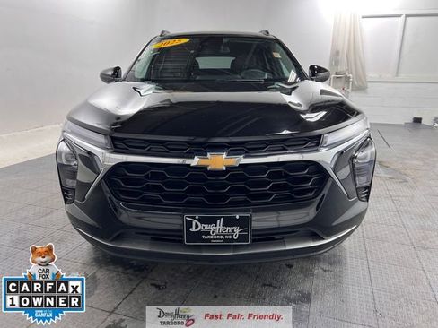 Used 2025 Chevrolet Trax LT image 2