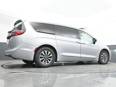 Used 2023 Chrysler Pacifica Limited image 54