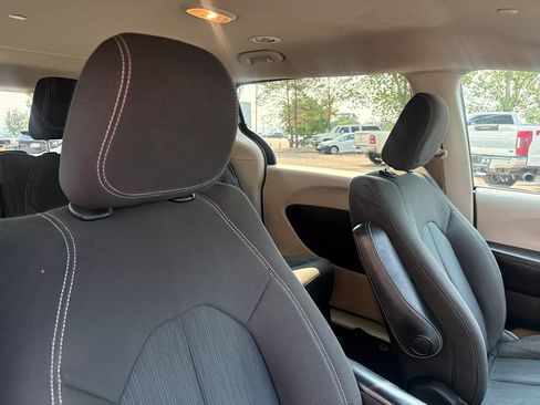 Used 2020 Chrysler Voyager L FWD image 33