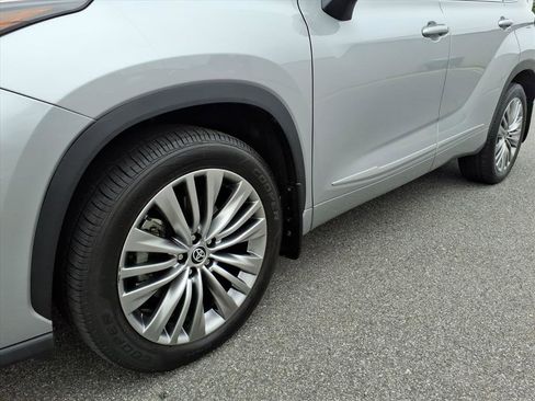 Used 2023 Toyota Highlander Platinum AWD/4WD image 9