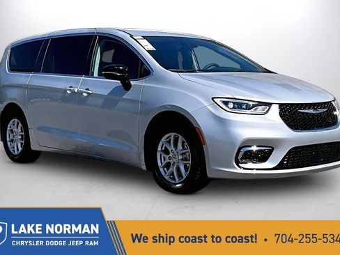 Used 2024 Chrysler Pacifica Touring-L FWD image 1