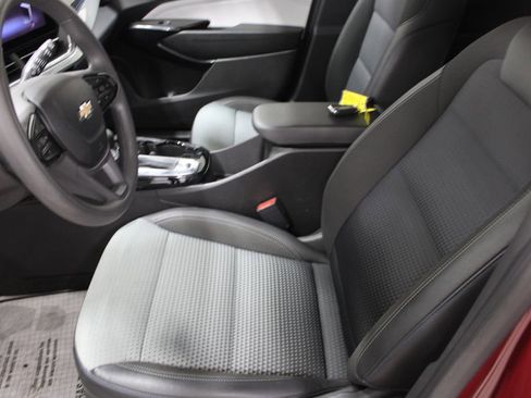 Used 2025 Chevrolet Trax LT image 12