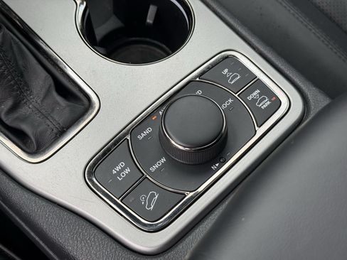 Used 2020 Jeep Grand Cherokee High Altitude AWD/4WD image 24