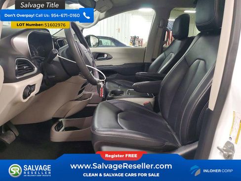 Used 2024 Chrysler Pacifica Touring-L FWD image 9