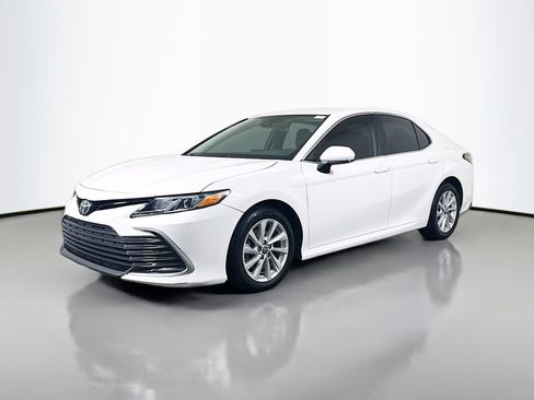 Used 2021 Toyota Camry LE FWD image 4