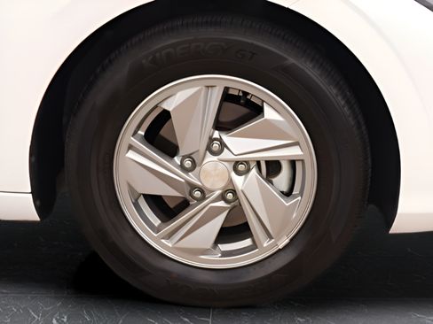 Used 2025 Hyundai Elantra SE FWD image 26