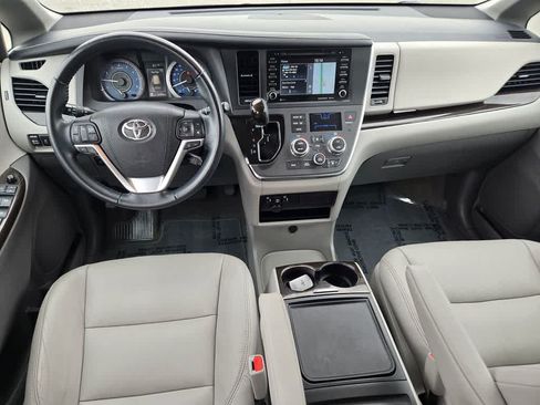 Used 2018 Toyota Sienna XLE w/ XLE Navigation Package FWD image 9