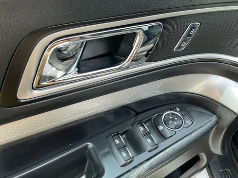 Used 2017 Ford Explorer XLT FWD image 16