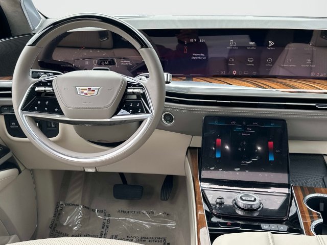 Used 2026 Cadillac Escalade Platinum Luxury AWD/4WD image 2