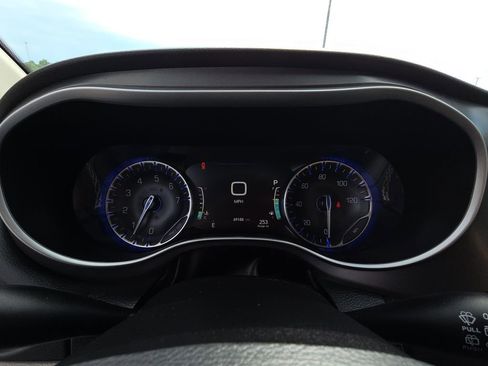 Used 2023 Chrysler Pacifica Touring-L FWD image 16