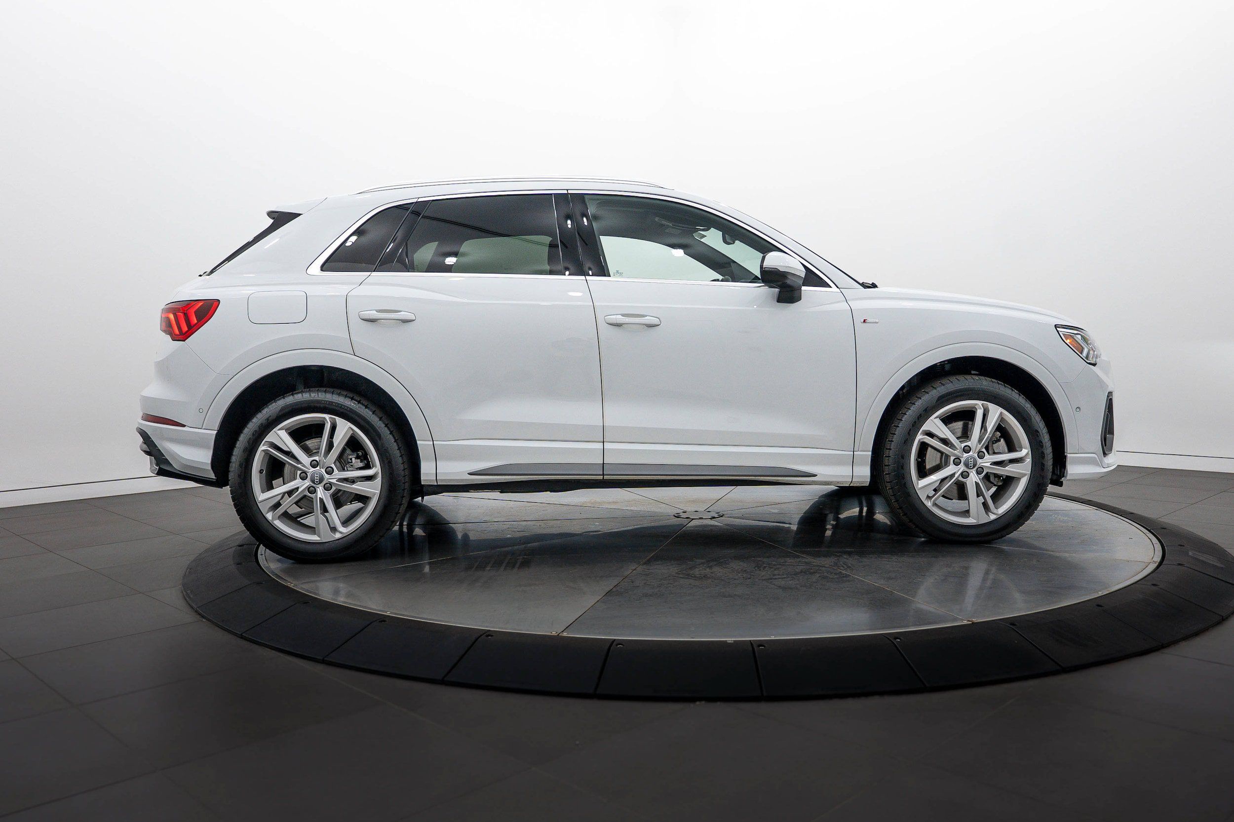 Used 2019 Audi Q3 2.0T Prestige AWD/4WD image 3