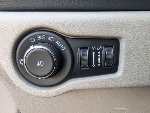 Used 2023 Chrysler Pacifica Touring-L FWD image 31
