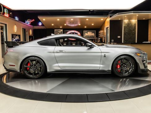 Used 2020 Ford Mustang Shelby GT500 w/ Carbon Fiber Track Pack RWD image 11