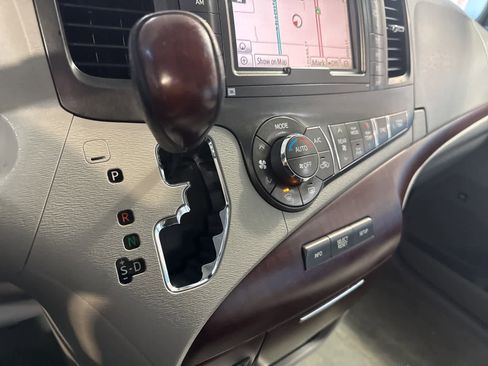 Used 2013 Toyota Sienna Limited image 27