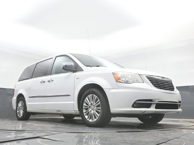 Used 2014 Chrysler Town & Country Touring-L FWD image 40
