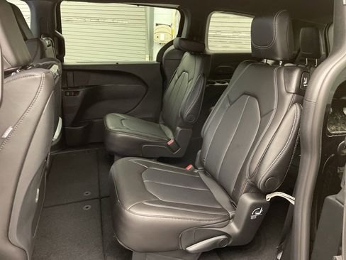 New 2026 Chrysler Pacifica Select image 13