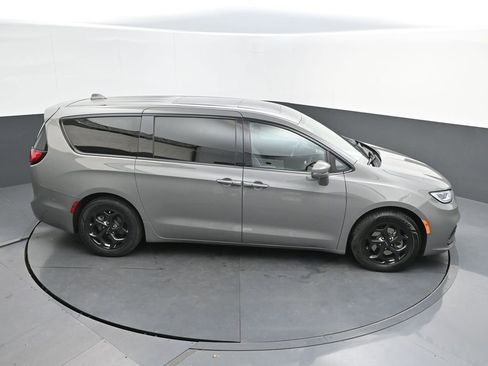 Used 2022 Chrysler Pacifica Limited w/ Uconnect Theater Family Group image 28