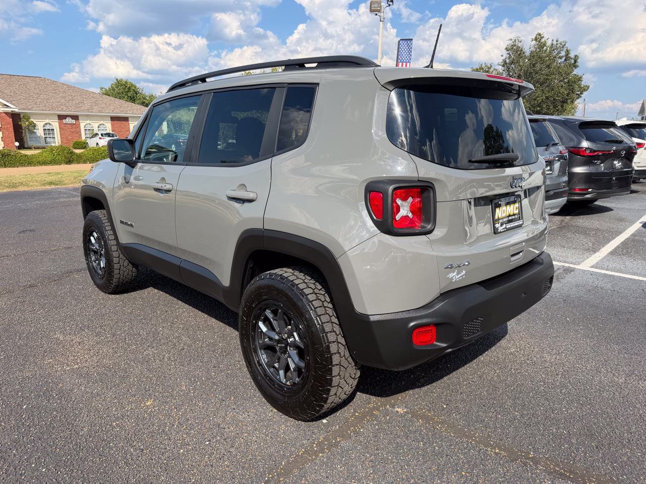 Used 2022 Jeep Renegade Latitude AWD/4WD image 2