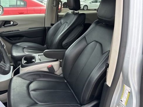 Used 2023 Chrysler Pacifica Touring-L image 11