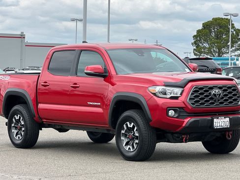 Certified 2023 Toyota Tacoma TRD Off-Road AWD/4WD image 5