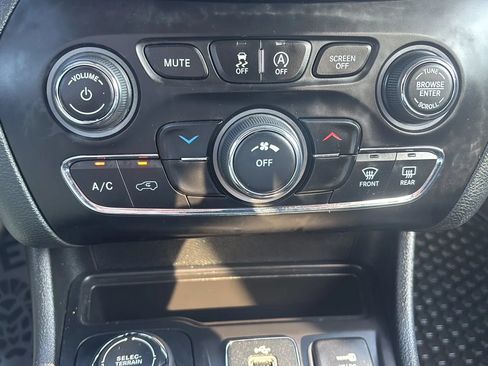 Used 2019 Jeep Cherokee Latitude w/ Cold Weather Group AWD/4WD image 16