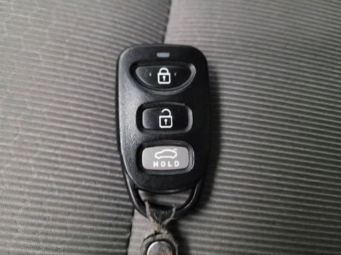 Used 2017 Hyundai Elantra SE image 32