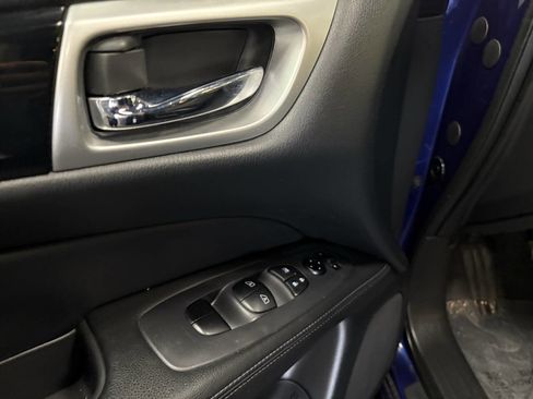 Used 2020 Nissan Pathfinder SV image 31