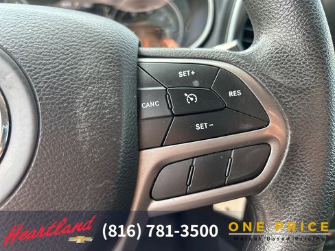 Used 2019 Jeep Cherokee Latitude w/ Popular Appearance Group image 24