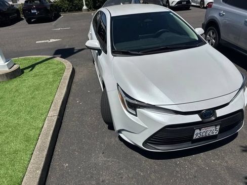 Used 2025 Toyota Corolla LE w/ Convenience Package FWD image 19