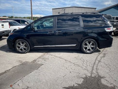 Used 2017 Toyota Sienna SE image 8