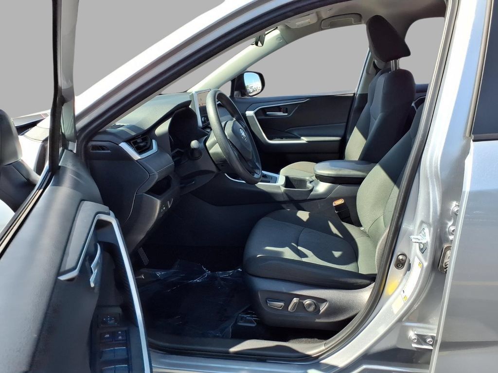 Used 2025 Toyota RAV4 XLE FWD image 20