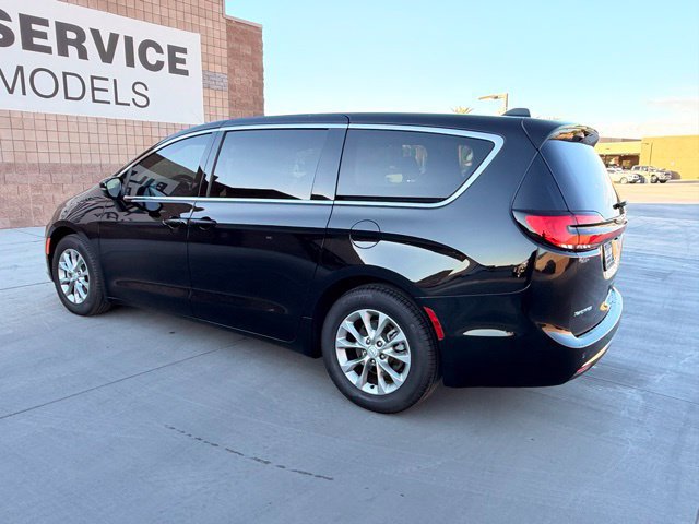 Used 2026 Chrysler Pacifica Limited FWD image 11