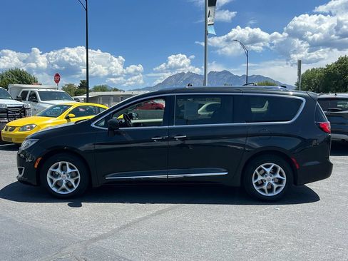 Used 2017 Chrysler Pacifica Touring-L Plus w/ Tire & Wheel Group FWD image 7
