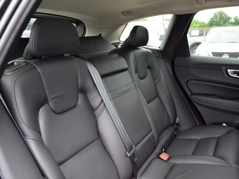 Used 2021 Volvo XC60 T5 Momentum w/ Premium Package FWD image 21