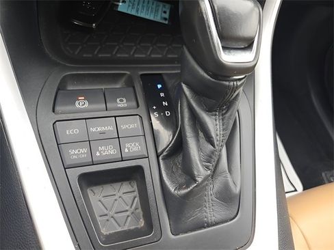 Used 2021 Toyota RAV4 XLE Premium image 27