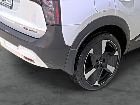 Used 2025 Nissan Kicks SR image 12