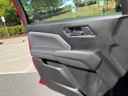 Used 2024 Chevrolet Colorado Z71 w/ Z71 Convenience Package 2 AWD/4WD image 11