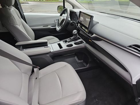 Used 2025 Toyota Sienna XLE FWD image 10
