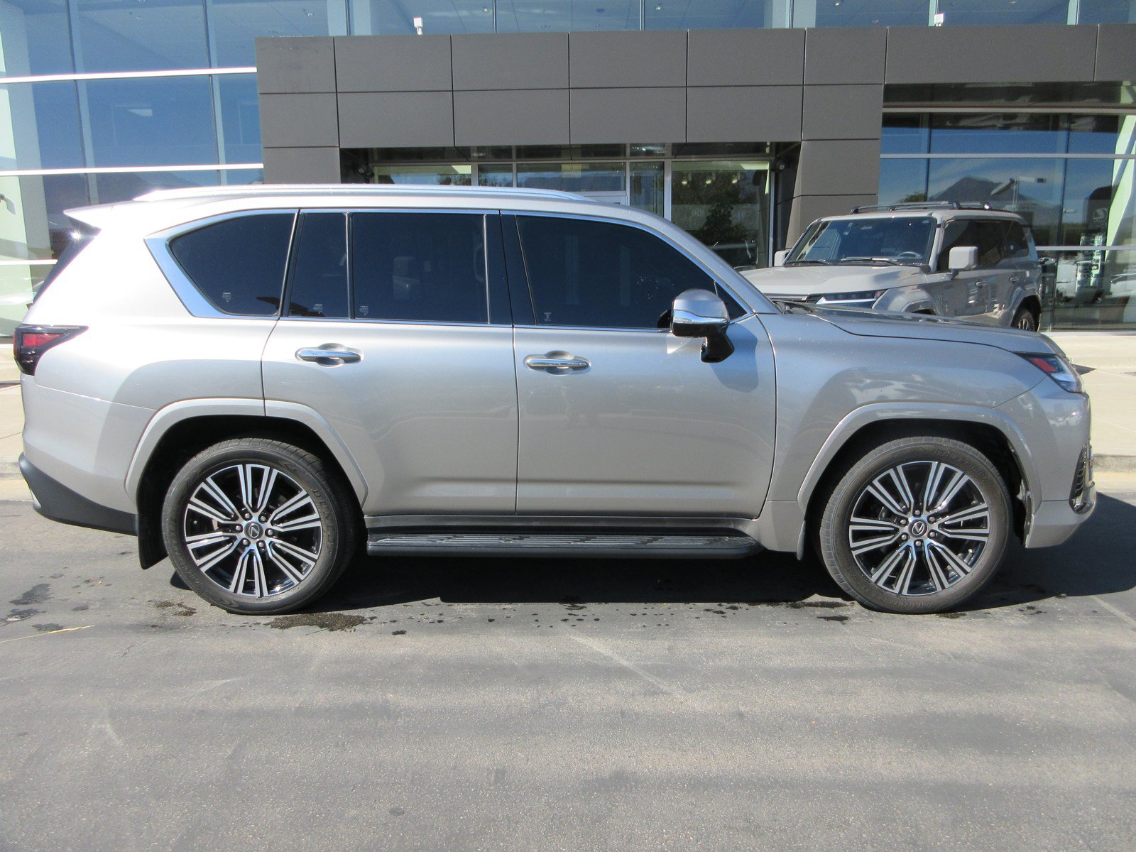 Used 2023 Lexus LX 600 4WD w/ Luxury Package image 11