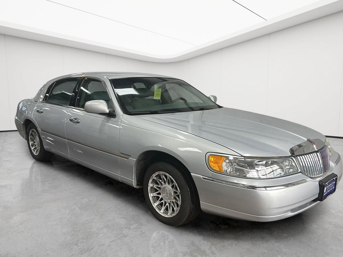 Used 2001 Lincoln Town Car Signature RWD image 2