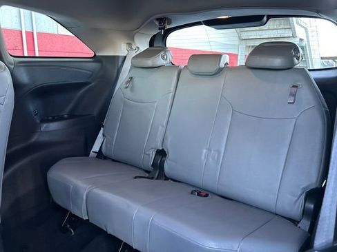Used 2025 Toyota Sienna XLE image 17